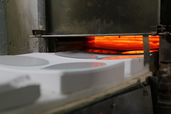 Penghapusan tekanan pada kaca yang telah diproses secara tempering